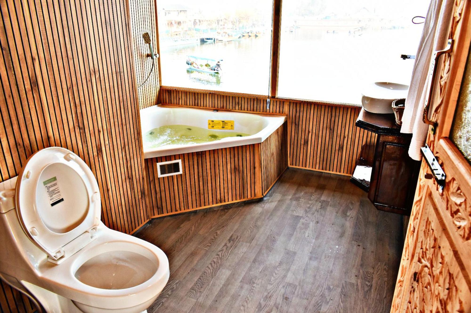מלון Srīnagar Heritage Amina Group Of Houseboats מראה חיצוני תמונה